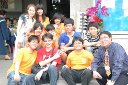 2010.04.18設教百週年聖樂觀摩會：敬拜讚美團在外等候來一張合照