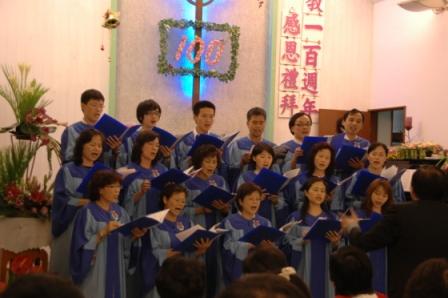 2010.04.18設教百週年聖樂觀摩會：霧峰教會聖歌隊獻唱(2)