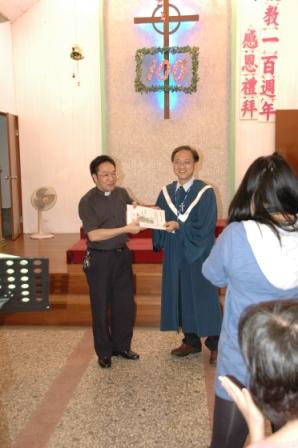 2010.04.18設教百週年聖樂觀摩會：吳約翰長老代表教會致贈獎狀及禮品