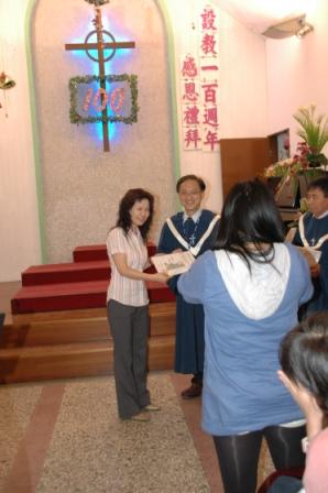 2010.04.18設教百週年聖樂觀摩會：吳約翰長老代表教會致贈獎狀及禮品