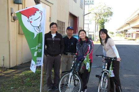 2010.01.09設教百週年倒數100天串聯百公里騎自行車活動：草屯站站長設站等候車隊到來前合照一下
