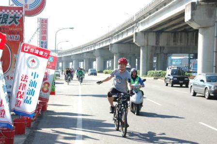 2010.01.09設教百週年倒數100天串聯百公里騎自行車活動：車隊長帶領車隊來了!