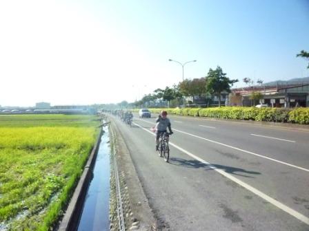 2010.01.09設教百週年倒數100天串聯百公里騎自行車活動：隊長帶領車隊來了~ya