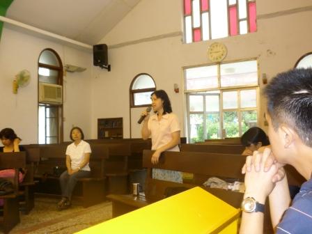 2010.05.22-23設教百週年系列活動-培靈會：彩薇姐妹提出意見向王牧師請教