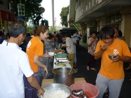 2010.05.30台中大專事工紀念主日：哈哈~那二位穿百週年的衣服是誰呀~