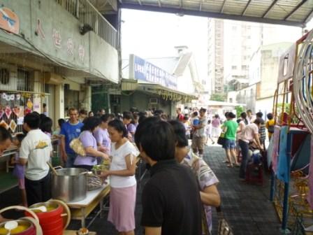 2010.07.11兒童品格生命體驗夏令營成果發表會：全體家長及小朋友在教會與兄姐享用愛餐囉~~