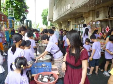 2010.07.11兒童品格生命體驗夏令營成果發表會：全體家長及小朋友在教會與兄姐享用愛餐囉~~