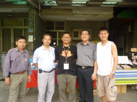 2010.07.20台灣跑兒X劉大偉夢想巡迴列車於烏日教會：林內教會馮牧師與雙連教會翁傳道皆本教會長執合影
