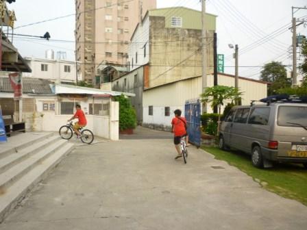 2010.07.20台灣跑兒X劉大偉夢想巡迴列車於烏日教會：台灣跑兒來騎教會腳踏車自娛中~