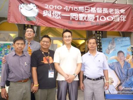 2010.07.20台灣跑兒X劉大偉夢想巡迴列車於烏日教會：教會長執與劉大偉弟兄及林內教會馮牧師合照紀念