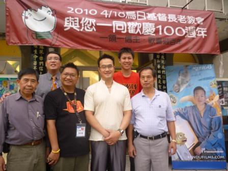 2010.07.20台灣跑兒X劉大偉夢想巡迴列車於烏日教會：教會長執與劉大偉弟兄及林內教會馮牧師合照紀念