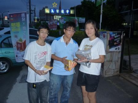 2010.07.20台灣跑兒X劉大偉夢想巡迴列車於烏日教會：烏日教會青年於大門口接待參加的來賓喔~