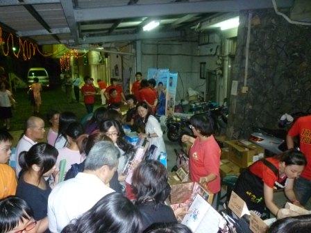 2010.07.20台灣跑兒X劉大偉夢想巡迴列車於烏日教會：場外民眾熱情參觀展示區~