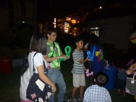2010.09.18百週年系列活動-磐石中秋福音佈道晚會：青少年參與氣球攤位服務~