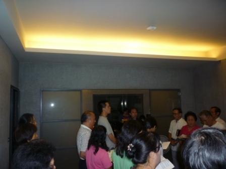2010.09.25陳逸群長老新家舉行家庭禮拜：兄姐吟詩讚美~