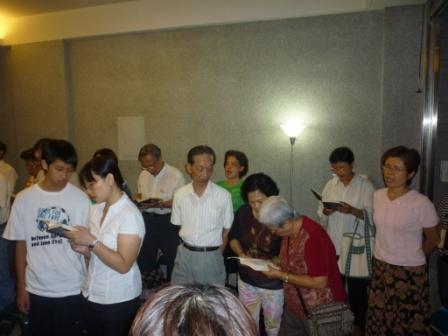 2010.09.25陳逸群長老新家舉行家庭禮拜：兄姐吟詩讚美~
