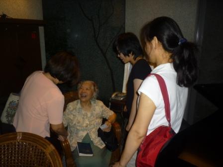 2010.09.25陳逸群長老新家舉行家庭禮拜：長老嬤~