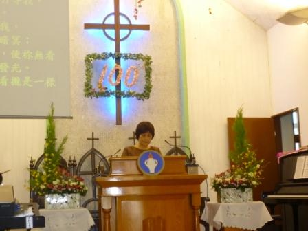 2010.09.26莊志雄院長代表基甸會前來分享及募款：陳慈珍執事司會引領兄姐同心敬拜上帝