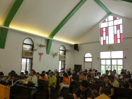 2010.09.26莊志雄院長代表基甸會前來分享及募款：兄姐同心敬拜上帝~