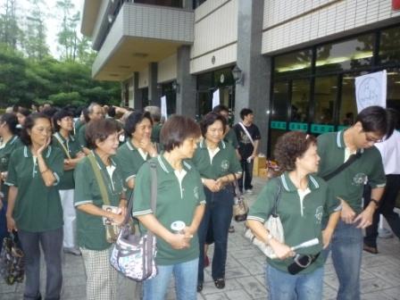 2010.10.03台中中會設立八十週年感恩禮拜：集合準備進入禮堂~