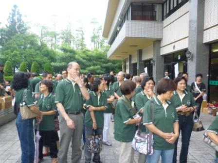 2010.10.03台中中會設立八十週年感恩禮拜：集合準備進入禮堂~