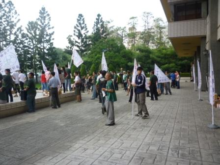 2010.10.03台中中會設立八十週年感恩禮拜：台中中會73間教會掌旗人員等候進場中~