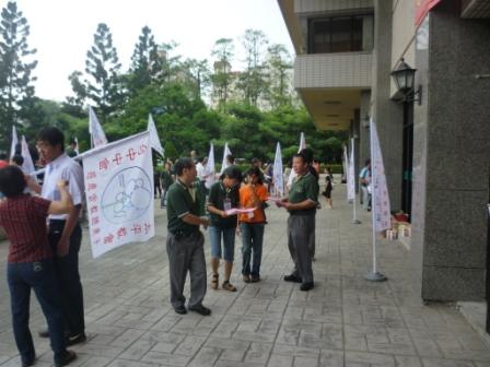 2010.10.03台中中會設立八十週年感恩禮拜：台中中會73間教會掌旗人員等候進場中~