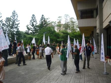 2010.10.03台中中會設立八十週年感恩禮拜：台中中會73間教會掌旗人員等候進場中~