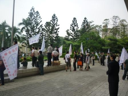 2010.10.03台中中會設立八十週年感恩禮拜：台中中會73間教會掌旗人員等候進場中~