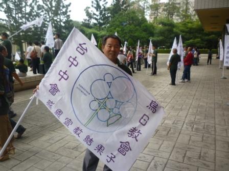 2010.10.03台中中會設立八十週年感恩禮拜：鍾長老也來拍照紀念下~讚!!