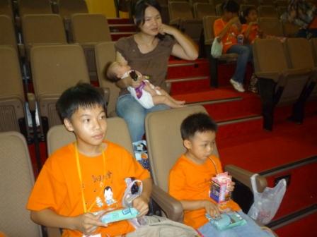 2010.10.03台中中會設立八十週年感恩禮拜：主日學闖關回來享用午餐中~