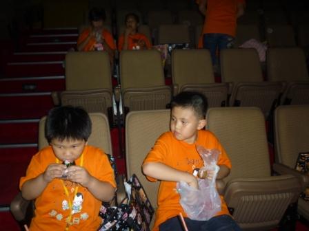2010.10.03台中中會設立八十週年感恩禮拜：主日學闖關回來享用午餐中~