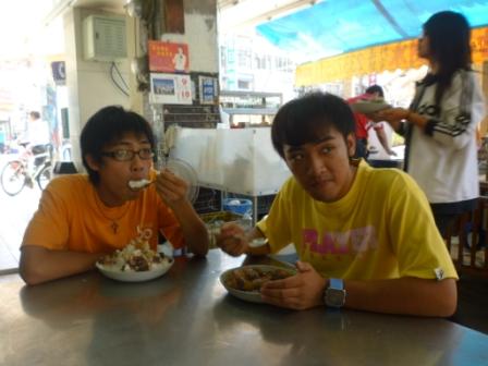 2010.10.10敬拜讚美團簡單練唱花絮：好好吃喔~