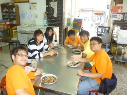 2010.10.10敬拜讚美團簡單練唱花絮：我們也來照一張吃冰記紀念一下~
