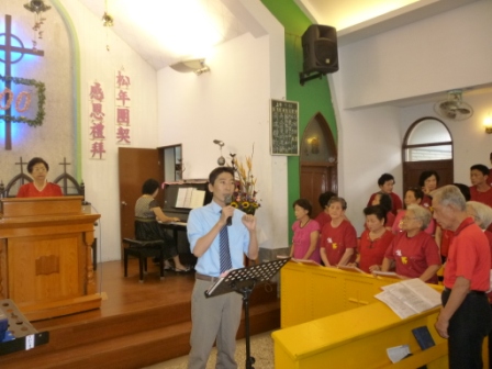 2010.10.24松年團契紀念主日禮拜：恆立執事引領敬拜讚美