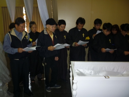 2010.10.30陳東連弟兄告別安息禮拜：家屬參加入木禮拜~