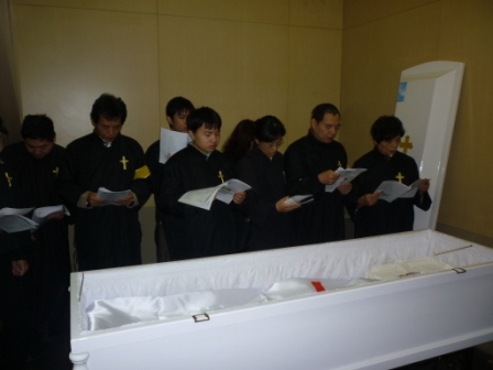 2010.10.30陳東連弟兄告別安息禮拜：家屬參加入木禮拜吟詩