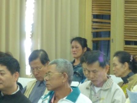 2010.10.30陳東連弟兄告別安息禮拜：長期照顧東連伯的外勞不捨與哭泣~