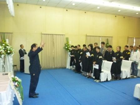 2010.10.30陳東連弟兄告別安息禮拜：陳炳勲牧師祝禱中~願 上帝賜福滿滿~