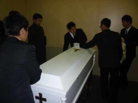 2010.10.30陳東連弟兄告別安息禮拜：告別禮拜結束封棺木~
