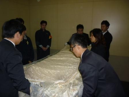 2010.10.30陳東連弟兄告別安息禮拜：告別禮拜結束封棺木~