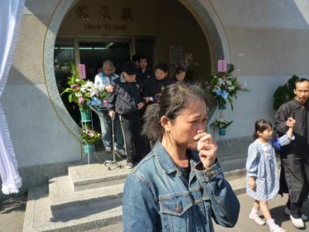 2010.10.30陳東連弟兄告別安息禮拜：長期照顧東連伯的外勞不捨與哭泣送別~