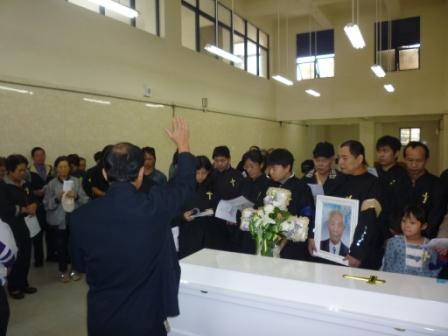 2010.10.30陳東連弟兄告別安息禮拜：陳炳勲牧師祝禱中~願 上帝賜福滿滿~