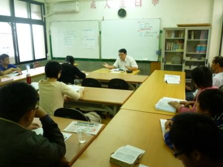 2010.11.07李義雄牧師代表海員漁民奉獻主日前來分享及募款：成人主日學上課花絮