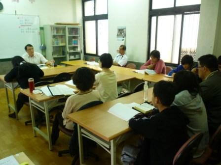 2010.11.07李義雄牧師代表海員漁民奉獻主日前來分享及募款：成人主日學上課花絮