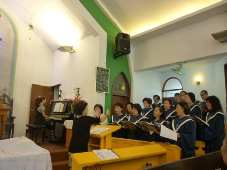 2010/11/21 陳炳勲牧師主理洗禮及聖餐禮拜：聖歌隊讚美耶和華~