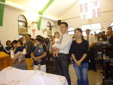 2010/11/21 陳炳勲牧師主理洗禮及聖餐禮拜：小兒洗禮：蔡沐恩、蔡倍恩、陳甯