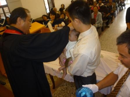 2010/11/21 陳炳勲牧師主理洗禮及聖餐禮拜：陳甯小朋友洗禮