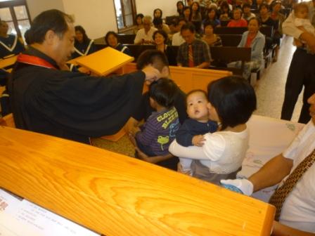 2010/11/21 陳炳勲牧師主理洗禮及聖餐禮拜：蔡沐恩小朋友洗禮