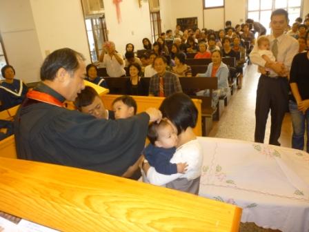 2010/11/21 陳炳勲牧師主理洗禮及聖餐禮拜：蔡倍恩小朋友洗禮